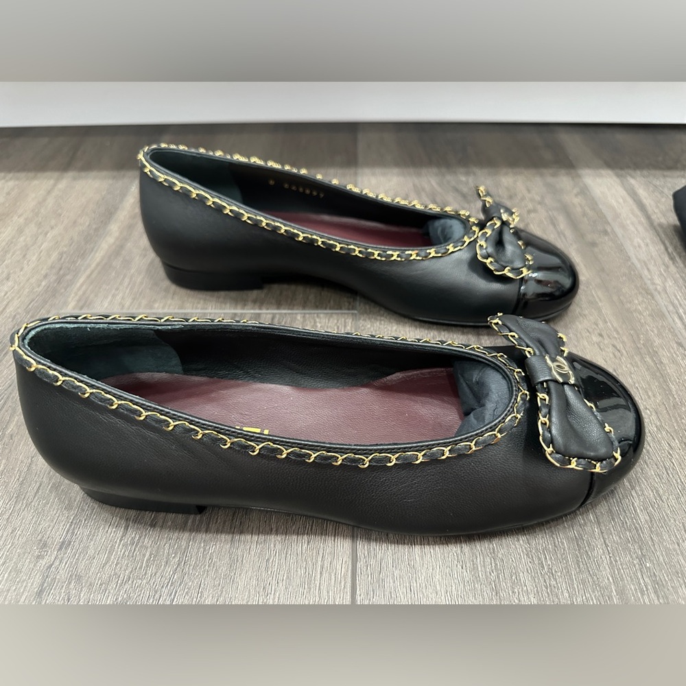$1.5K 2024 CHANEL CC LOGO BOW BLACK LEATHER GOLD CHAIN BALLET FLATS SIZE 37.5